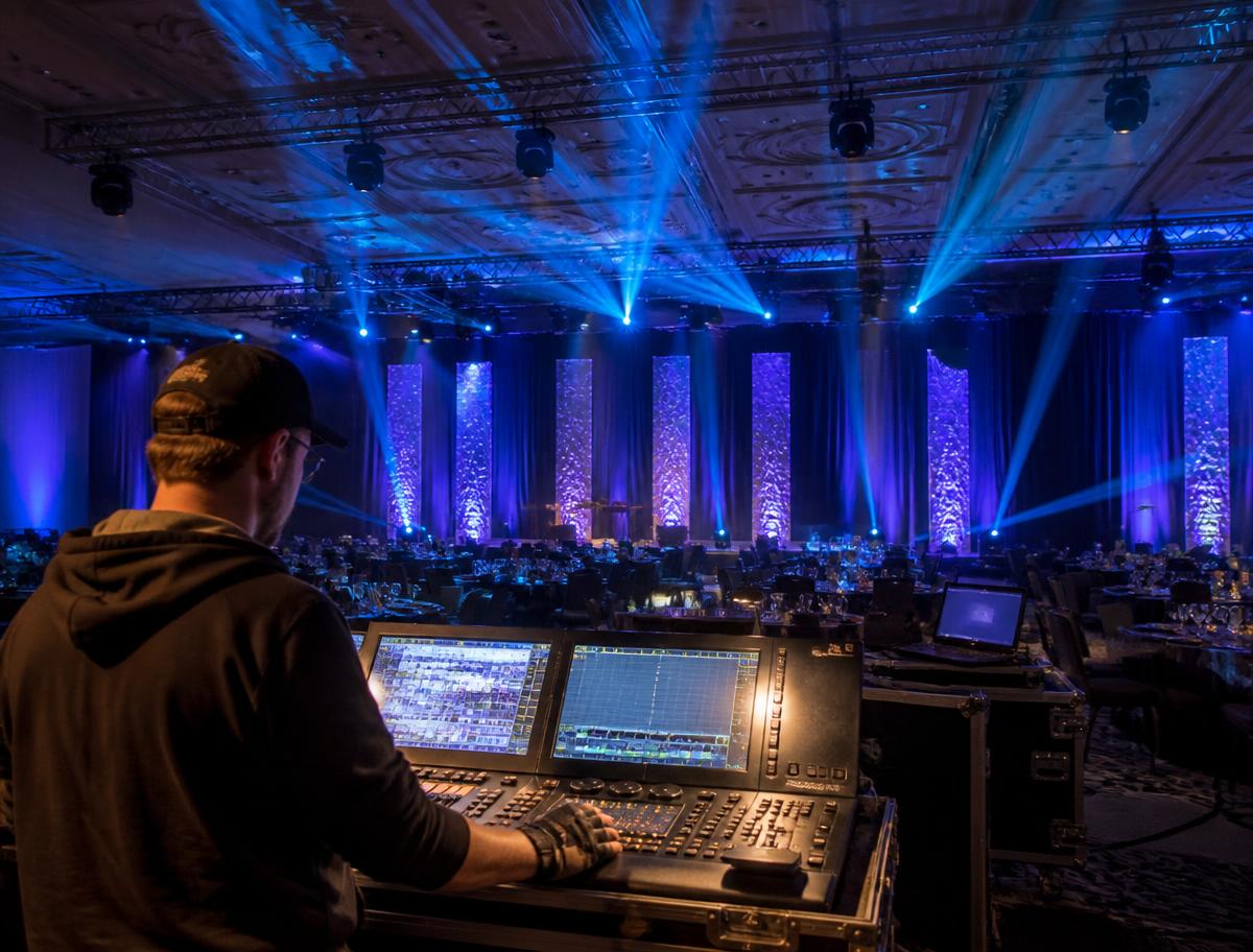 Operação profissional de iluminação em evento
